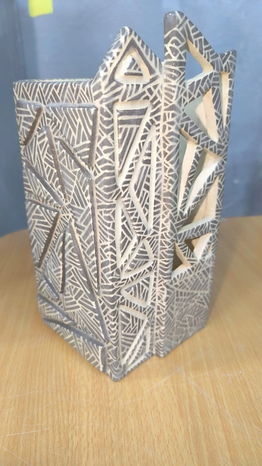 Vase sculptural orné de lignes géométriques claires